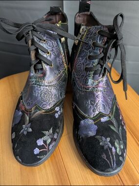 NWOT Floral Embossed Lace-Up Ankle Boots - Purple/Black